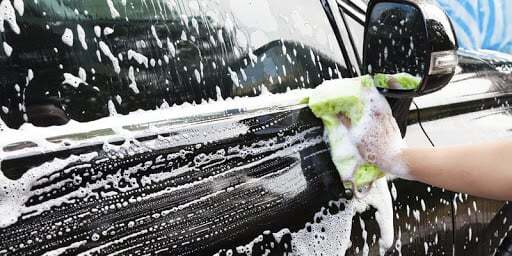 Laver sa voiture en hiver ? Gardez votre pare-brise propre.