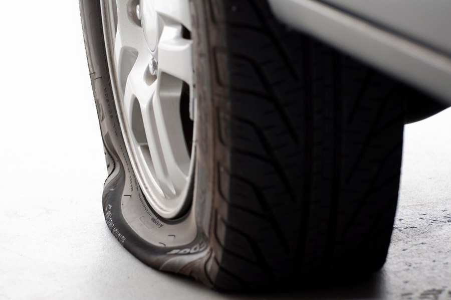 Comment remplacer un pneu crevé ?