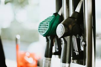 Faites-vous le plein d'essence avec la voiture allumée ? Est-ce bon ou  mauvais?